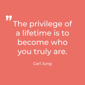 Cytat Carla Junga - Przywilejem życia jest to, że możesz się w jego trakcie stać tym, kim na prawdę jesteś. 